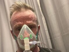 O homem é levado às pressas para o hospital depois que sua pele fica azul – apenas para os médicos começarem a rir da verdadeira causa