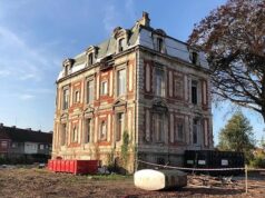 Revolta na França depois que o icônico castelo é uma ‘monstruosidade’ convertida em apartamentos municipais com telhados revestidos de madeira