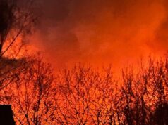 Um grande incĂŞndio eclodiu em um local de sucata de propriedade industrial e os moradores foram solicitados a manter portas e janelas fechadas