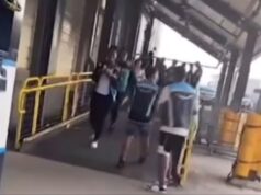 Momento aterrorizante, os chefes do armazém da Amazon bloqueiam os motoristas de entrega do armazém de Oklahoma enquanto o tornado se aproxima e as sirenes tocam