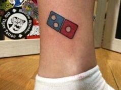 Fã de pizza que tatuou o logotipo da Domino’s para ganhar comida grátis para o resto da vida descobre que a oferta foi cancelada.