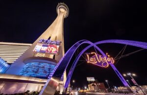 Um hotel em Las Vegas expulsou hóspedes gays por serem muito afetuosos em seu bar, alega um processo