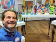 O chefe da empresa de brinquedos que invadiu Oscar se matou com dívidas enormes depois que seu negócio faliu