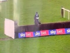 Momento chocante em que o jóquei derruba o cavalo exausto por cima da cerca final em uma corrida caótica, pois é banido por um incidente ‘extremamente desagradável’