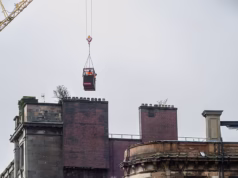A demolição de um quarteirão histórico em Glasgow começou depois que uma devastadora loja de vapores foi destruída em um incêndio… Os trabalhadores removem um tijolo de cada vez