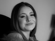 Família ‘devastada’ presta homenagem à mãe de dois filhos, amante de bateria e baixo, de 28 anos, encontrada morta em apartamento, homem de 39 anos, enfrenta acusação de homicídio culposo