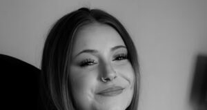 Família ‘devastada’ presta homenagem à mãe de dois filhos, amante de bateria e baixo, de 28 anos, encontrada morta em apartamento, homem de 39 anos, enfrenta acusação de homicídio culposo