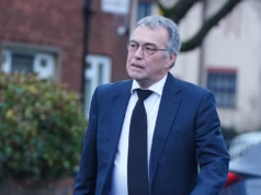 O ex-ministro do Trabalho Phil Ulas, que confrontou Joanna Lumley ao vivo na TV, morre de câncer no cérebro aos 66 anos