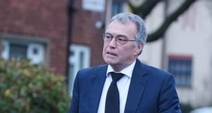 O ex-ministro do Trabalho Phil Ulas, que confrontou Joanna Lumley ao vivo na TV, morre de câncer no cérebro aos 66 anos