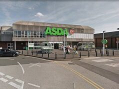 Polícia caça ‘homens mascarados armados com lâminas’ após briga em frente ao supermercado Asda, deixando dois, 17 e 24 feridos