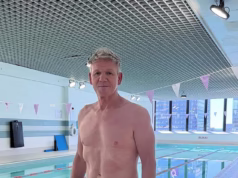 Gordon Ramsay, 59, segue os passos do genro do nadador olímpico Adam Peaty ao posar sem camisa antes de ir para a piscina enquanto treina para um Ironman