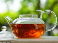Preparar uma xícara de chá em um bule de vidro torna-a “mais saudável” do que uma panela de barro, descobriu uma pesquisa