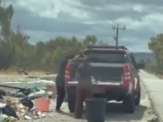 Motorista australiano flagrado na câmera do outro motorista e seu passageiro em um ato nojento na estrada