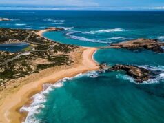 Uma busca está em andamento por três pescadores desaparecidos na cidade costeira de Beachport, no sul da Austrália.