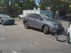 MOMENTO SELVAGEM Mulher supostamente bêbada deixa um rastro de destruição no estacionamento, batendo em quatro carros estacionados com uma criança no banco de trás