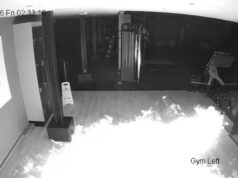 Momento trágico em que o ginásio pega fogo depois que hooligans invadem, jogam gasolina em todo o prédio e incendeiam-no