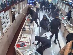 Enorme multidão mascarada rouba joias no valor de £ 1,2 milhão em apenas 70 segundos em operação armada