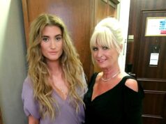 Charlie Webb, de Emmerdale, e Jamie Lomas, de Hollyoaks, estão com o coração partido quando sua amada mãe morre no Dia das Mães, após uma batalha de 12 anos contra o mal de Alzheimer