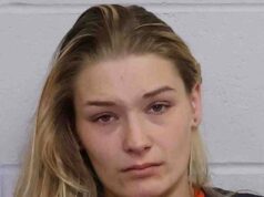 Deputado pega mulher ‘sem-teto’ implorando por dinheiro em uma loja enquanto ela sai em alta velocidade em um ‘carro esporte caro’