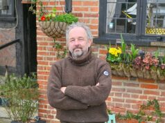 Conselho ordena que aposentado remova vasos de flores do lado de fora de sua casa à beira-mar de £ 1,2 milhão porque eles estão bloqueando a rodovia