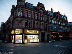 Moradores furiosos dizem que a loja de vapor com um ‘sinal de néon feio’ parece uma ‘nave espacial’ e deveria ser fechada porque não combina com a rua tradicional do centro da cidade