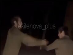 Os implacáveis comandantes de Putin amarram dois soldados derrotados a uma árvore em condições abaixo de zero para lutarem entre si como ‘punição’