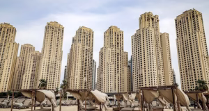 Os turistas alertaram que enfrentarão aumentos e cancelamentos de passagens aéreas neste verão, enquanto os ministros elaboram planos de emergência para a escassez de combustível de aviação em meio à crise de abastecimento de petróleo da guerra no Irã.