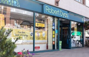 A ex-estrela do Dragons’ Den, Theo Paphitis, deixa o cargo de chefe de Robert Dias para reverter a cadeia em dificuldades