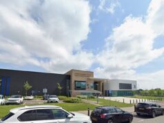 Duas escolas secundárias foram fechadas e a polícia armada foi chamada após receber ameaças de ataques a estudantes e funcionários