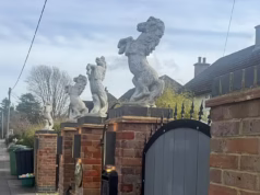 Viajantes que construíram um muro com estátuas de cavalos gigantes acusam vizinhos “racistas” de “não gostarem dos ciganos” depois de perderem uma amarga batalha de planejamento