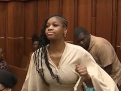 Menina assassinada, de 17 anos, aparece no tribunal alegando que só esfaqueou o namorado enquanto ‘brincava de cavalo’ com uma faca