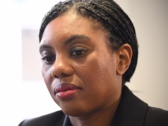 Kemi Badenoch critica artigo ‘nojento’ do Guardian, afirma que a inauguração da padaria de Gail perto do café palestino é uma ‘agressão violenta’