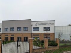 Um menino de 15 anos foi preso após levar uma arma para a escola em Wolverhampton