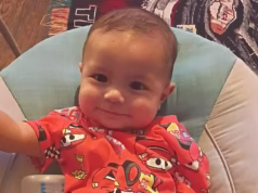 Adorável menino jogado de um carro batido morre depois que a mãe do adolescente o coloca involuntariamente no banco da frente, disse a polícia