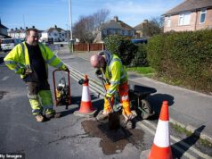 À medida que cresce a indignação face ao atraso recorde de 19 mil milhões de libras em buracos na Grã-Bretanha, os ataques aos trabalhadores por parte dos automobilistas estão a aumentar, mostram os relatórios, com os trabalhadores da manutenção rodoviária a serem xingados, cuspidos e até esmurrados numa base “diária”.