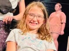 Menina de 12 anos chateada depois que uma icônica banda de rock a proibiu de cantar no palco com eles porque ela usa cadeira de rodas