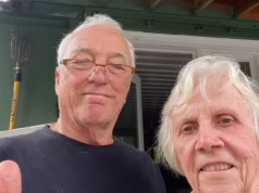 A casa dos sonhos de um casal de idosos no Havaí para sempre foi varrida por enchentes menos de seis anos após a construção