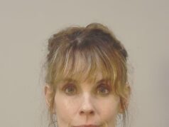 Alexandra Paul, ícone do Baywatch, é presa novamente depois de ver um beagle de criadores de laboratório em protesto pelos direitos dos animais