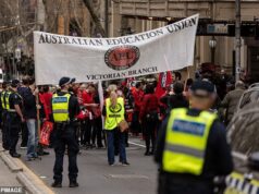 Milhares de professores australianos estão abandonando o emprego hoje, rejeitando um aumento salarial de 17%
