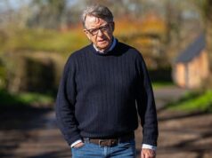 Envergonhado, Mandelson ‘ganhou mais de £ 1,5 milhão vendendo ações de uma empresa de lobby’ antes de ela ruir por causa de seu caso Epstein