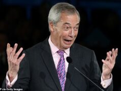 A Reforma do Reino Unido promete reduzir £ 200 nas contas de energia domésticas, eliminando o IVA e cortando os impostos verdes, enquanto Nigel Farage atinge o zero líquido por custos ‘disparados’