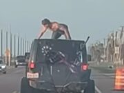 Momentos assustadores de acidente nas férias de primavera, quando um homem sem camisa come um jipe enquanto ele desce a rodovia