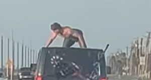 Momentos assustadores de acidente nas férias de primavera, quando um homem sem camisa come um jipe enquanto ele desce a rodovia