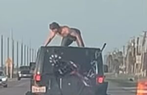 Momentos assustadores de acidente nas férias de primavera, quando um homem sem camisa come um jipe enquanto ele desce a rodovia