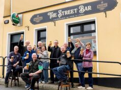 O pub que se recusou a morrer: a história interna de um grupo de moradores locais que salvou o único bar de sua pequena vila – e deu início a algo maior do que qualquer um jamais imaginou…