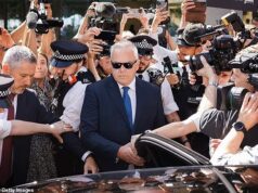 A confiança na BBC caiu mais do que em qualquer outra instituição britânica na última década – com exceção do governo -, já que metade do público disse confiar menos na empresa após alegações de escândalo e ‘preconceito’