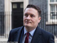 Farmácias chamadas de ‘completamente antiéticas’ por aumentar preços da vacina contra meningite