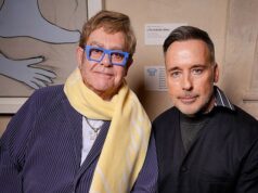 O marido de Elton John falou livremente aos repórteres, ouviu o julgamento