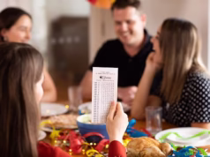 A busca pelo misterioso ganhador do prêmio de US$ 15 milhões da Loteria se intensifica e ainda não percebeu que estava segurando o bilhete da sorte.