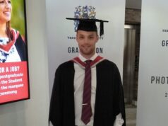 A professora de educação física que disse aos migrantes para ‘respeitarem as nossas leis ou saírem’ foi banida da sala de aula e recomendada a manter o seu emprego, apesar de ter sido inocentada de racismo